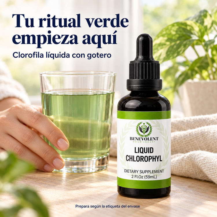 Vaso de agua verde junto a la clorofila líquida Benevolent.