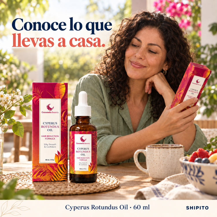 Mujer con el envase de Cyperus Rotundus Oil en casa: Conoce lo que llevas a casa. Presentación de 60 ml.